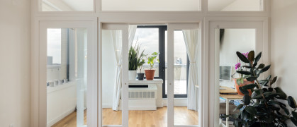 Manhattan Pressurized Walls temporary wall with plexiglass window Manhattan Pressurized Walls temporary wall with plexiglass window