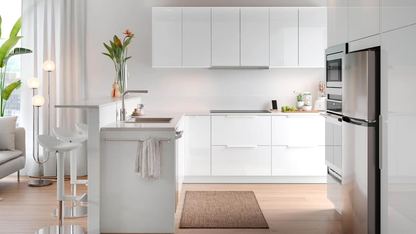 IKEA's core SEKTION kitchen base and high-gloss RINGHULT IKEA's core SEKTION kitchen base and high-gloss RINGHULT