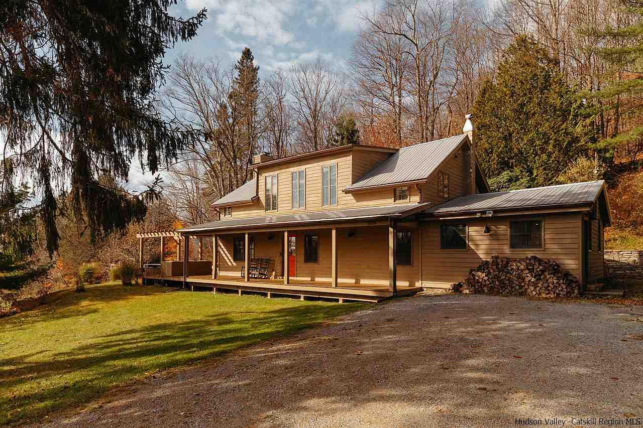 5 houses for sale in Livingston Manor, NY where you can get lots of land