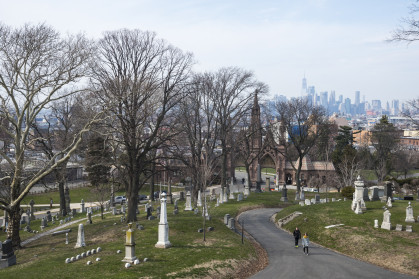 Manhattan skyline and Green-Wood Cemetery in Brooklyn stock photo