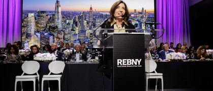 Governor Kathy Hochul addressed hundreds gathered at REBNY’s annual gala last evening at The Glasshouse in Hell’s Kitchen.