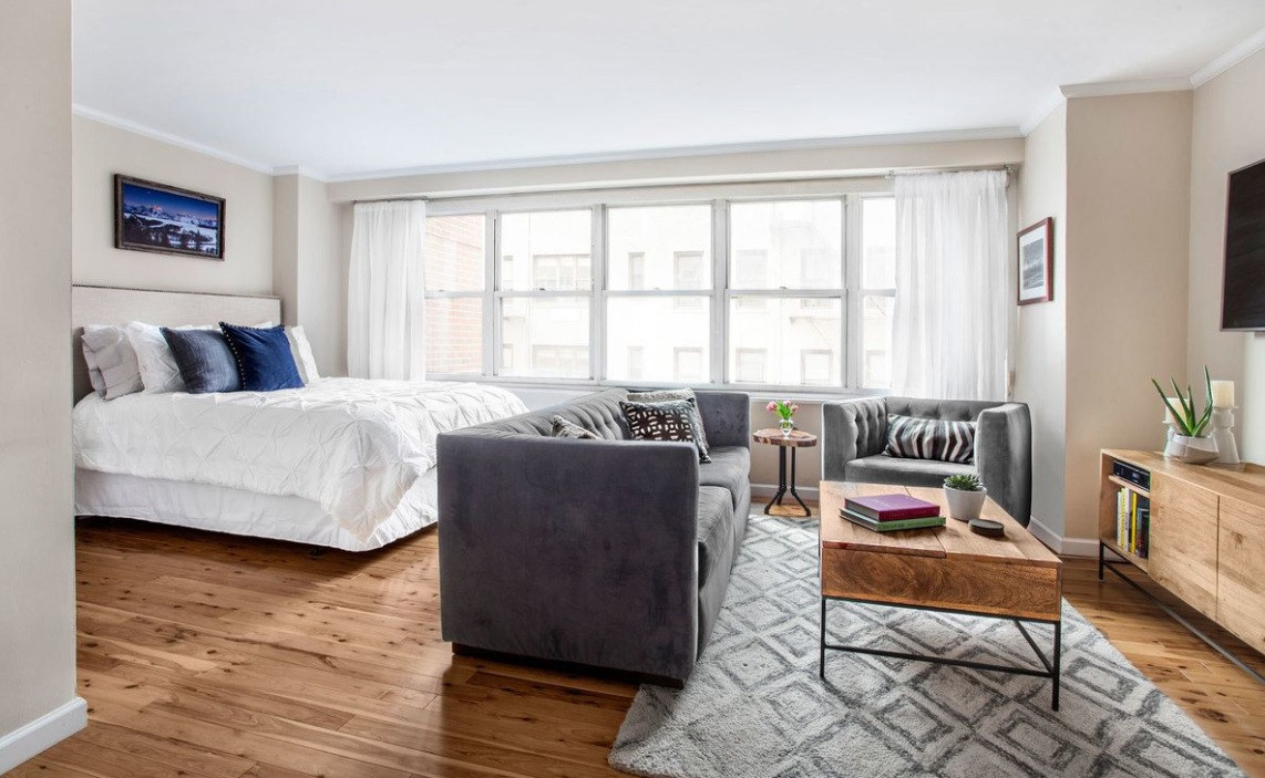 A renovated UES studio for $410,000, well under the median for the nabe