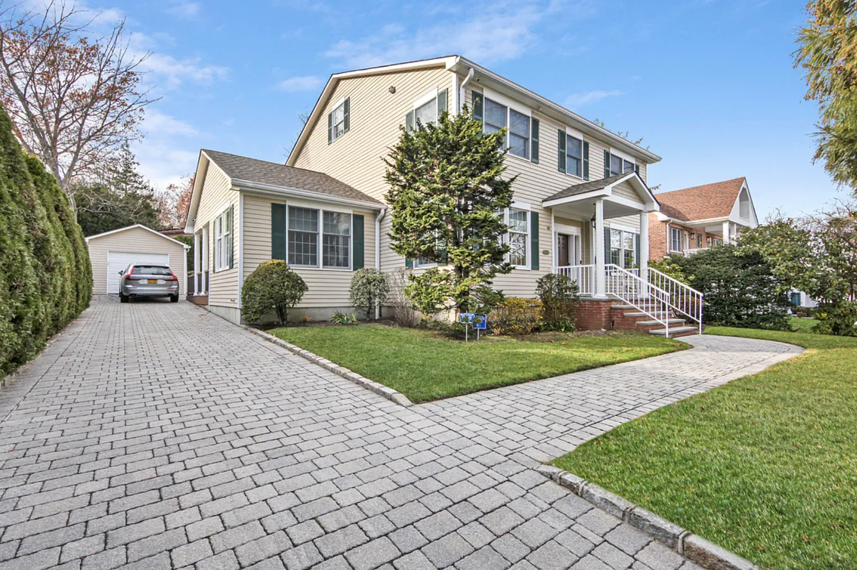 What buyers need to know about Douglaston, Queens: Pricing, housing,  transportation, restaurants, & more